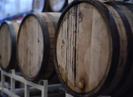 Barricas de vino en una bodega