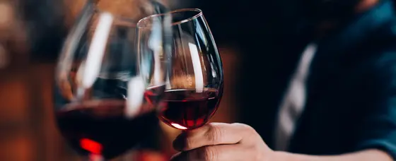 ¿Es beneficioso tomar una copa de vino al día?