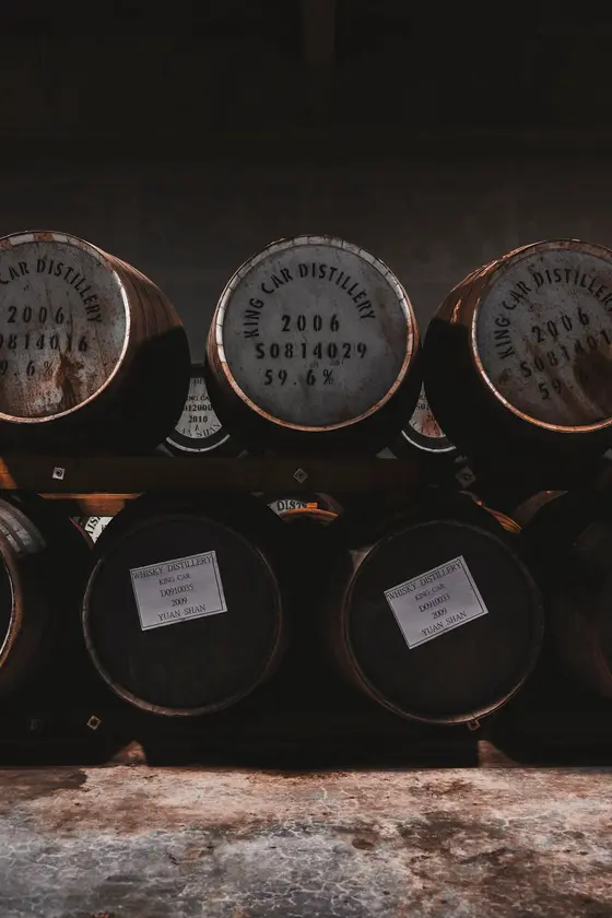 El Encanto Silencioso: Barricas y el Arte de Madurar el Vino