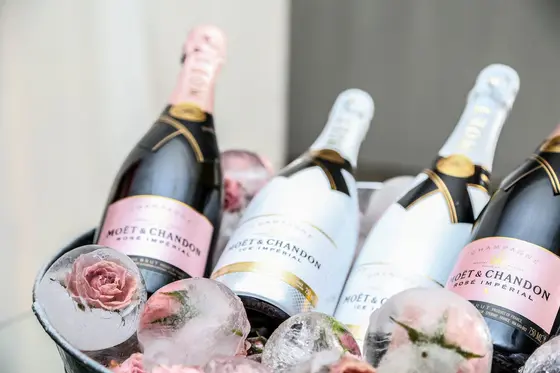 Cava vs. Champagne: Un Duelo de Burbujas que Despierta Paladares